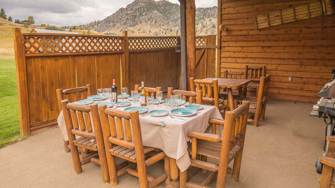 missouri-riverside-lodge-porch-dining